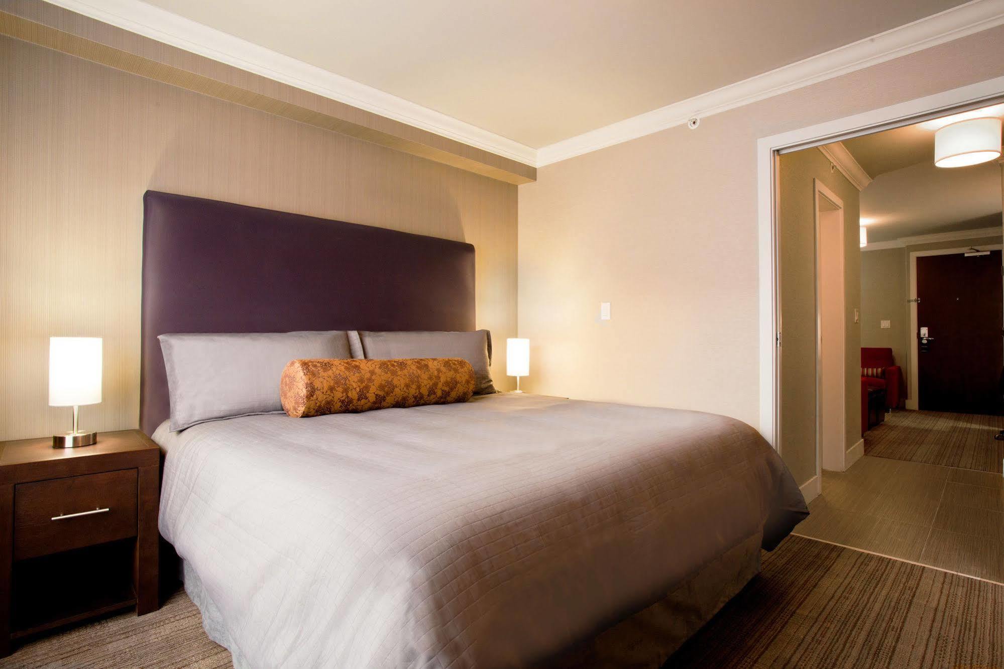 Sandman Hotel & Suites Calgary South Exterior photo